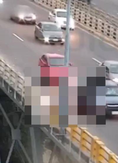 Captura de video del ECU911 que captó el rescate en el puente Gualo.