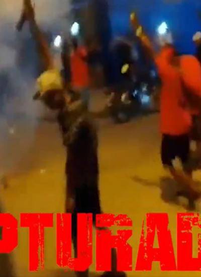 Captura de video en la que sujetos disparan al aire, aparentemente para intimidar a la ciudadanía.