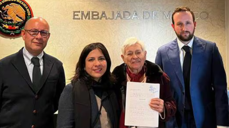 Fotografía tomada cuando la madre del exvicepresidente Jorge Glas, Norma Espinal, presentó la demanda.