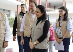 Isabel de Saint Malo (c), jefa de la misión de observación de la OEA en Ecuador, recorre el colegio San Gabriel en Quito (Ecuador).