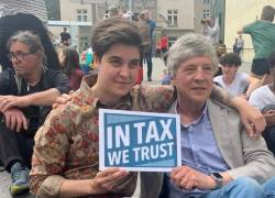 Los millonarios Marlene Engelhorn y Phil White en una protesta en Davos pidiendo impuestos más altos para los ricos el pasado mes de mayo, durante la celebración del Foro Económico Mundial.