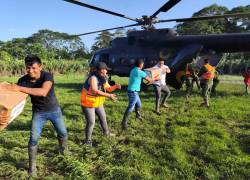 Una de las últimas tareas del helicóptero fue la entrega de asistencia humanitaria a la comunidad Pakayaku, afectada por el desbordamiento del río Bobonaza, en la provincia de Pastaza.