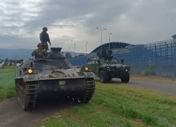 Los militares usaron vehículos de combate para controlar el perímetro de la cárcel de Cotopaxi.