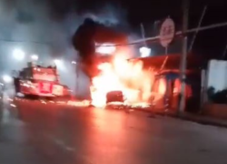 Captura de video en el que se registró el segundo estallido del vehículo.