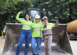 Trabajadoras de Holcim Ecuador rompiendo estereotipos con sus actividades laborales.