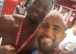 Felipe Caicedo bromea con un jugador chileno sobre la nacionalidad de Byron Castillo
