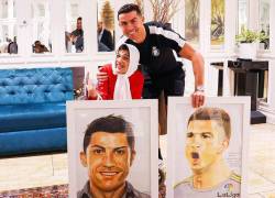 Cristiano Ronaldo abrazando a la pintora iraní Fátima Hamami.