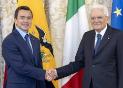 Una fotografía proporcionada por la Oficina de Prensa del Quirinale muestra al presidente italiano Sergio Mattarella (derecha) recibiendo al mandatario de Ecuador, Daniel Noboa.