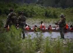 BAJO CHIQUITO (PANAMÁ), 15/05/2024.- Agentes del Servicio Nacional de Fronteras (SENAFRONT) custodian la llegada de migrantes luego de caminar por varios días la selva del Darién con rumbo a los Estados Unidos, el 9 de abril de 2024, en Bajo Chiquito (Panamá).
