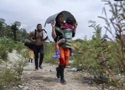 Migrantes caminan por la jungla cerca del pueblo de Bajo Chiquito, el primer control fronterizo de la provincia de Darién en Panamá, el 21 de septiembre de 2023.