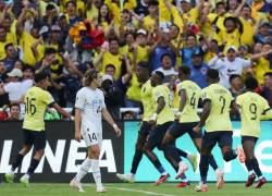 Jugadores de Ecuador celebran un gol hoy, en un partido de las Eliminatorias Sudamericanas para la Copa Mundial de Fútbol 2026 entre Ecuador y Uruguay en el estadio Rodrigo Paz Delgado en Quito.