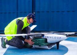 Operador de la empresa Aerialoop ingresa varios paquetes a un dron.