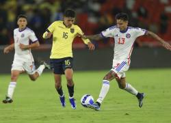 Kendry Páez (i) de Ecuador disputa un balón con Erick Pulgar de Chile hoy, en un partido de las Eliminatorias Sudamericanas para la Copa Mundial de Fútbol de 2026.