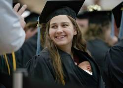 Madre celebra su título universitario con su bebé escondida en la toga de graduación