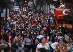 Personas dentro de la marcha LGBTI, en las calles del Centro de Guayaquil.