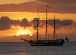 Fotografía fechada el 24 de abril de 2024 cedida por Darwin200, del centenario barco a vela neerlandés Oosterschelde en Islas Galápagos (Ecuador).