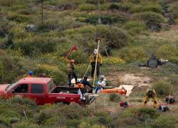 Un rescatista desciende a un pozo de agua donde se encontraron restos humanos cerca de la playa La Bocana, delegación Santo Tomás, en Ensenada, estado de Baja California, México, el 3 de mayo de 2024.