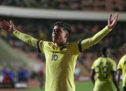 Kendry Páez de Ecuador celebra su gol hoy, en un partido de las Eliminatorias Sudamericanas para la Copa Mundial de Fútbol 2026 entre Bolivia y Ecuador en el estadio Hernando Siles en La Paz (Bolivia).