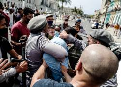 Un hombre es arrestado durante las protestas contra el Gobierno cubano