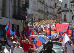 Marcha de trabajadores recorre el Centro Histórico de Quito.