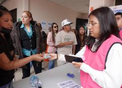 Fotografía de la votación por la consulta popular y referéndum de la Unidad Educativa Luisa de Jesús Cordero, ubicada en Cuenca.