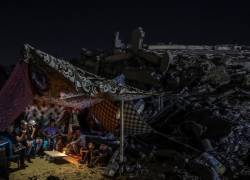 Palestinos se sientan dentro de su tienda junto a los escombros de su casa en la ciudad de Beit Hanoun, en el norte de la Franja de Gaza.