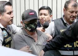Fotografía que muestra policías mientras trasladan a Nicanor Boluarte, hermano de la presidenta de Perú Dina Boluarte, durante su detención este viernes en Lima.