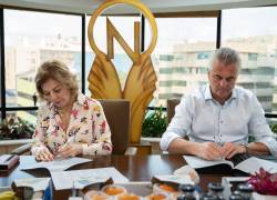 Isabel Noboa, presidenta de Nobis Holding de Inversiones; y Stephan Rötzer, fundador y propietario de San Lucar; en la firma del acuerdo.