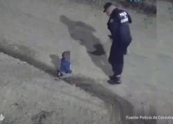 Captura de video que registró el encuentro entre el bebé y los agentes de la Policía de Córdoba.