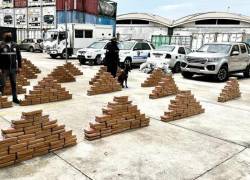Incautación de los paquetes de cocaína en uno de los puertos de Guayaquil.
