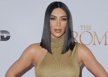 Kim Kardashian sorprendió con su cabello gris platinado