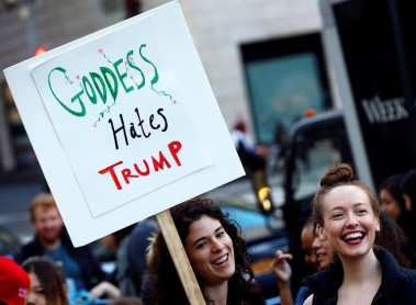 Mujeres protestan contra Trump en Chicago