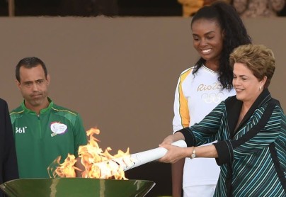 El fuego olímpico llega a un Brasil políticamente estremecido
