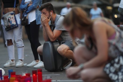 Las Ramblas se llena de flores en memoria a las víctimas del atentado en Barcelona