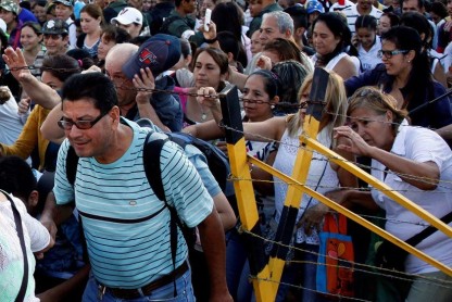 Multitud de venezolanos cruza a Colombia por alimentos
