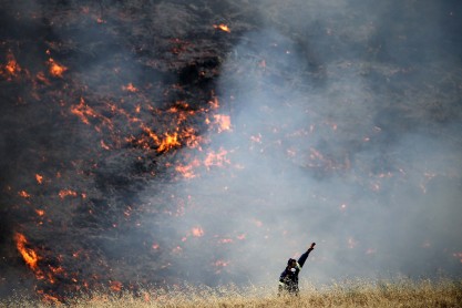 Bomberos intentan apagar incendios forestales en Grecia