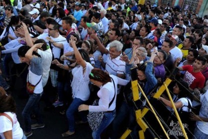 Multitud de venezolanos cruza a Colombia por alimentos