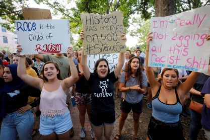 Protesta contra una estatua en el campus de la Universidad de Carolina del Norte