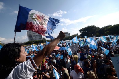 Protestan contra presidente de Guatemala por expulsión de comisionado de la ONU