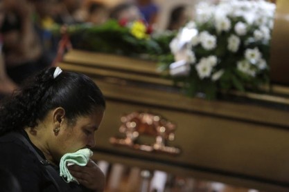 Nicaragua, sumida en una ola de violencia, entierra a víctimas de protestas
