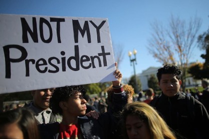 Protestas y desmanes a la voz de &quot;Not my president&quot;