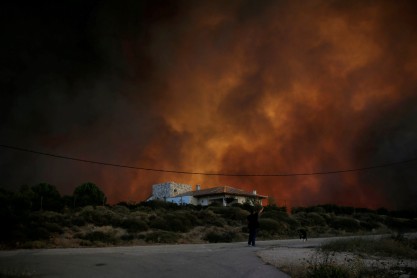 Bomberos intentan apagar incendios forestales en Grecia