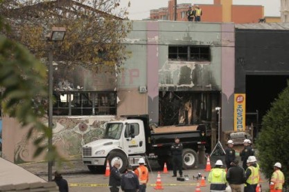 Sigue búsqueda de cuerpos tras incendio de Oakland