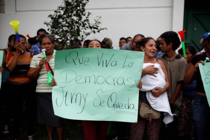 Protestan contra presidente de Guatemala por expulsión de comisionado de la ONU