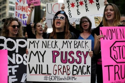 Mujeres protestan contra Trump en Chicago