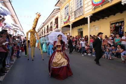 Arte y cultura en el alegórico desfile por las fiestas de Loja