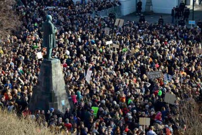 Islandia protesta y destituye a su primer ministro por los Panama Papers