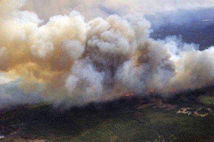 Amplían orden de evacuación por incendio forestal en Canadá