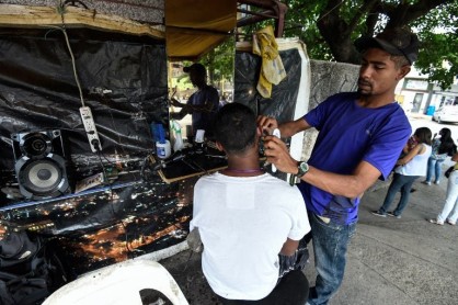 Peluqueros de la calle buscan sobrevivir a la crisis venezolana