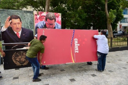 Sacan cuadros de Hugo Chávez del Parlamento
